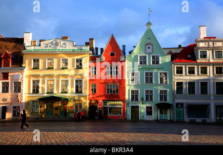 L'Estonie, Tallin, maisons aux couleurs vives, dans la place principale de Tallin au cœur du centre historique Banque D'Images