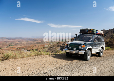 L'Éthiopie. Un 4x4 véhicule d'expédition s'arrête pour apprécier la vue sur la route de Lalibela. Banque D'Images