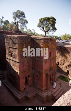 L'Ethiopie, Lalibela. Un prêtre se dégage de l'ancienne église rupestres de Bet Giyorgis. Banque D'Images