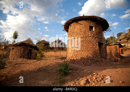 L'Ethiopie, Lalibela. Cases traditionnelles à Lalibela au coucher du soleil. Banque D'Images