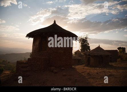 L'Ethiopie, Lalibela. Cases traditionnelles à Lalibela au coucher du soleil. Banque D'Images