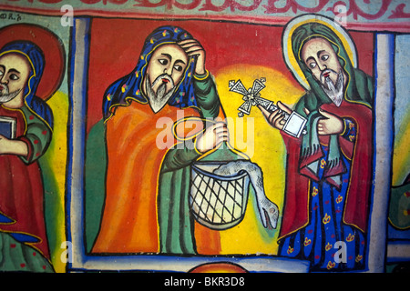 L'Éthiopie, le lac Tana. Peintures murales aux couleurs vives, dépeignent des scènes religieuses en Beta Giorgis monastère. Banque D'Images