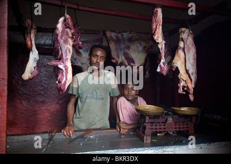 L'Éthiopie, l'Harar. Un boucher et son fils dans leur boutique dans le marché de la viande musulmane de Harar. Banque D'Images