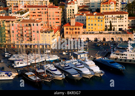 France, Côte d'Azur, Nice ; Yachts dans le Bassin du Commerce vu depuis le Parc du Château. Banque D'Images