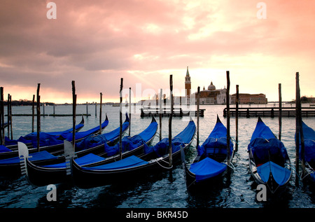 Italie, Vénétie, Venise, gondoles amarré au bassin de San Marco lagoon avec San Giorgio Maggiore en arrière-plan Banque D'Images