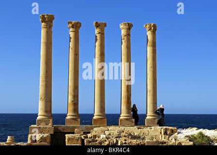 La Libye, Sabratha. Les touristes arabes de prendre des photos. Banque D'Images