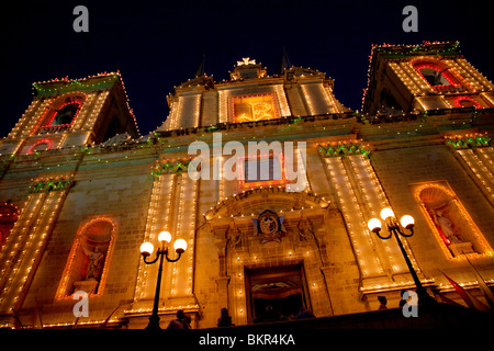 L'Europe, Malte, Vittoriosa ; l'église paroissiale décoré pour la fête de la patronne, Fleuve Saint-Laurent Banque D'Images