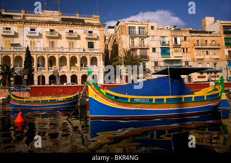 Malte, Cospicua ; l' ; 'Luzzu maltais traditionnel aux couleurs vives des bateaux de pêche. Banque D'Images