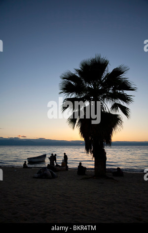 Le Malawi, Monkey Bay. Les pêcheurs qui se profile se préparent à sortir tôt le matin. Banque D'Images