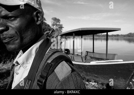 Au Malawi, la région de la vallée du Shire, Parc National de Liwonde. Mvuu Wilderness Camp, un guide quitte son bateau pour un safari à pied guide. (MR) Banque D'Images