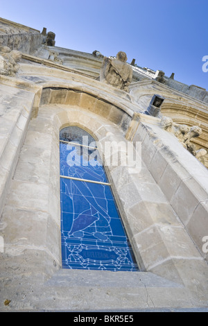 À la recherche jusqu'à une vieille église, en se concentrant sur un vitrail, de l'extérieur. Église Notre Dame, Guelph, Ontario, Canada Banque D'Images