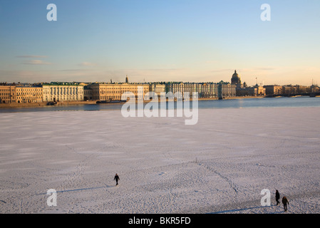 La Russie, Saint-Pétersbourg ; personnes marchant sur la Néva gelée en partie. Banque D'Images