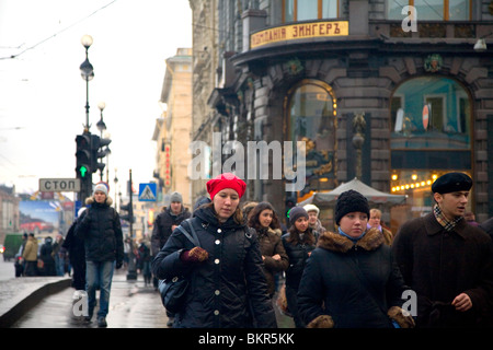 La Russie, Saint-Pétersbourg ; des gens marchant le long de la Perspective Nevski, en face de l'Art Nouveau Zinger bâtiment. Banque D'Images