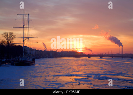 La Russie, Saint-Pétersbourg, une spectaculaire vue sur la rivière Neva en hiver au coucher du soleil Banque D'Images