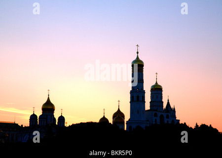 La Russie, Moscou ; derrière le mur du Kremlin l'Ivan le Grand Bell, les clochers de la cathédrale de l'Archange Banque D'Images