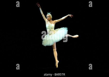 La Russie, Saint-Pétersbourg, la Prima Ballerina jouant la Swan Princess Odette lors d'un solo en "Tchaïkovsky Lac wan' Banque D'Images