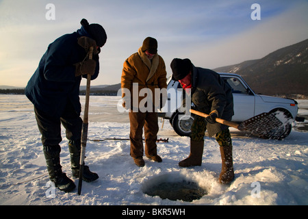 La Russie, la Sibérie, Severo-Baikalsk. L'objet de préparatifs à pêcher sur le Lac Baïkal gelé, en hiver, le lac peut contenir une voiture Banque D'Images