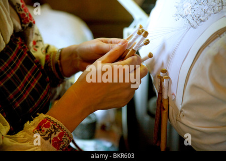 La Russie, dans la région de Leningrad, Podporozhsky. Dans Mandrogi, un village de l'artisanat sur la rivière Svir. La broderie traditionnelle Banque D'Images