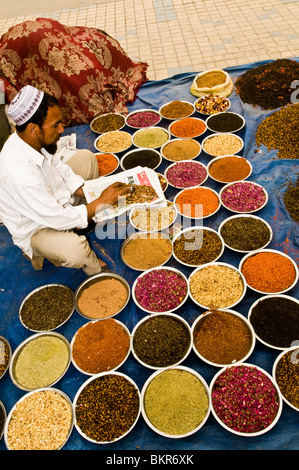 Un homme ouïghour traditionnelle vente de tisane dans Kasghar. Banque D'Images