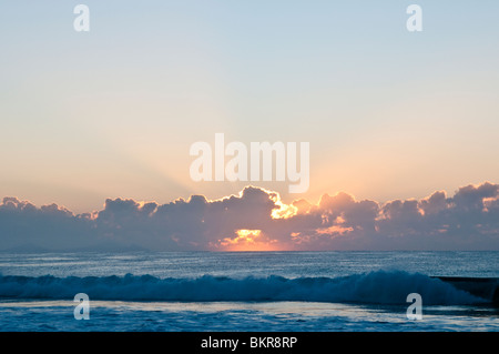 Lever de soleil sur la plage, Hawks Nest, NSW, Australie Banque D'Images