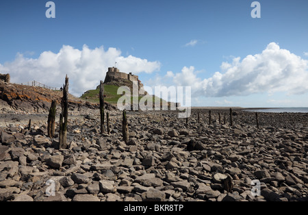 Château de Lindisfarne Vue de la plage de l'Île saint britannique Northumberland Banque D'Images