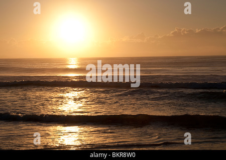 Lever de soleil sur la plage, Hawks Nest, NSW, Australie Banque D'Images