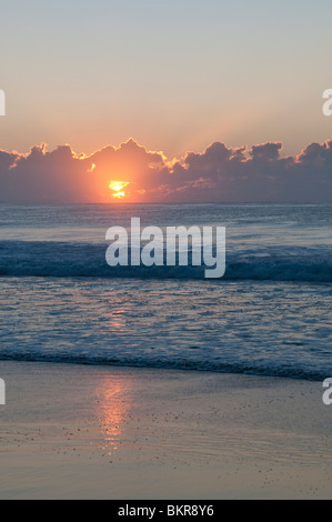 Lever de soleil sur la plage, Hawks Nest, NSW, Australie Banque D'Images