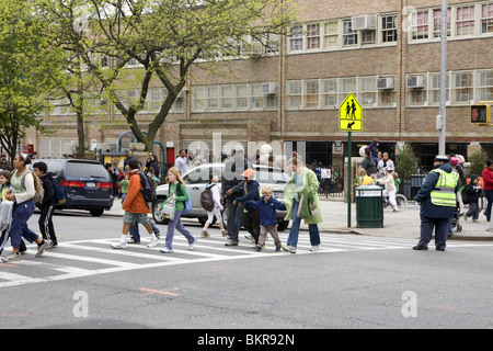 Les enfants sont pris en charge à P.S. 321 après l'école primaire dans le quartier de Park Slope, Brooklyn, New York. Banque D'Images