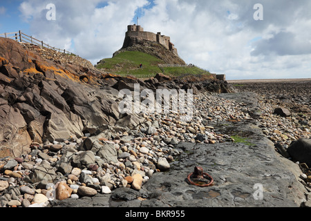 Château de Lindisfarne Vue de la plage de l'Île saint britannique Northumberland Banque D'Images