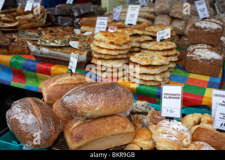 Sélection de pains boulangerie sur un stand à un marché en plein air Holywood County Down Irlande du Nord UK Banque D'Images