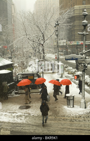 Matin neigeux, 32nd Street et Broadway, à l'extrémité sud de Greeley Square, Manhattan. Banque D'Images