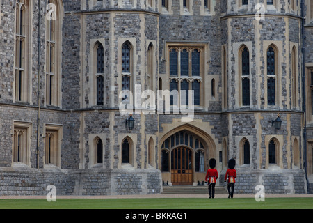 Deux gardes gallois au château de Windsor, près de l'entrée de l'État Equarries Apartments Banque D'Images