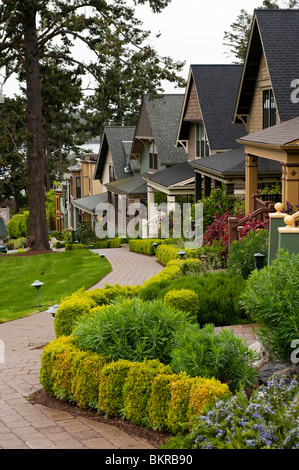 De nouvelles maisons haut de gamme avec de belles lignes de l'aménagement paysager, la rue vers Roche Harbor Marina, San Juan Island, Washington, USA. Banque D'Images