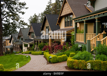 De nouvelles maisons haut de gamme avec de belles lignes de l'aménagement paysager, la rue vers Roche Harbor Marina, San Juan Island, Washington, USA. Banque D'Images