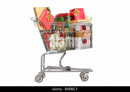 Panier d'épicerie sur blanc rempli de cadeaux de Noël Banque D'Images