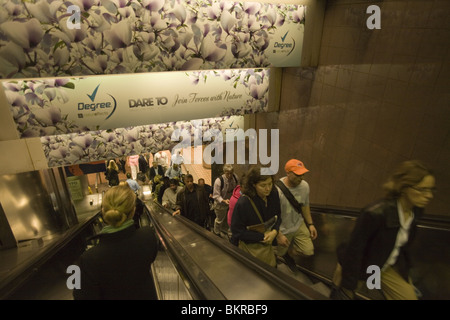 Escalator vers et depuis le métro à la gare de Grand Central à New York. Banque D'Images