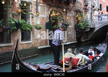 Famille en gondole, Venise, Italie Banque D'Images