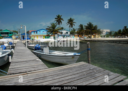 Boats docked in wharf de Caye Caulker, Belize, Amérique Centrale Banque D'Images