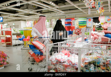 Les gens shopping chez Ikea home furnishing store à Dubaï ÉMIRATS ARABES UNIS Banque D'Images