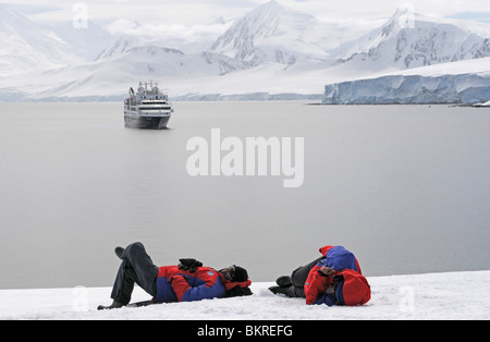 Les touristes se trouvant sur le bord de la pointe Damoy, Île Wiencke, archipel Palmer, de l'Antarctique Banque D'Images