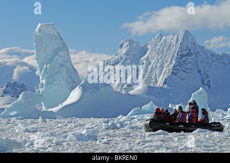 Les touristes dans un zodiac en face d'icebergs dans Paradise Bay, péninsule Antarctique, l'Antarctique Banque D'Images