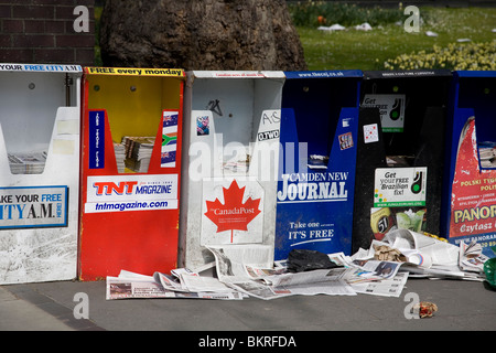 Des journaux gratuits points de collecte - gâchis qu'ils font Banque D'Images