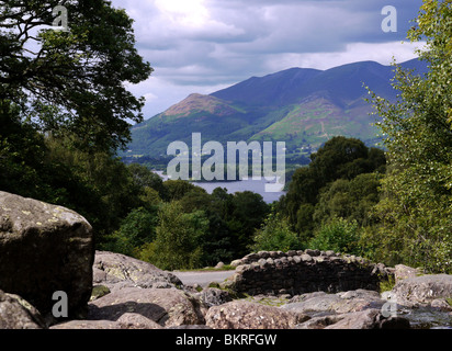 Ashness Pont dans le parc national de Lake District en Cumbrie, donnant sur Derwent water avec Skiddau dans l'arrière-plan. Banque D'Images