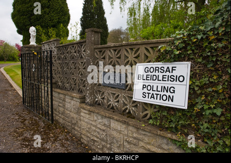 Langue Bilingue Anglais gallois de scrutin signe sur jardin mur à Llandefedd dans la circonscription de Monmouth South Wales UK Banque D'Images