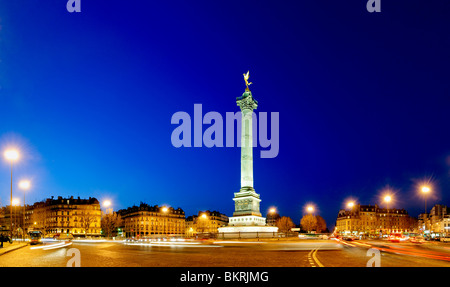 PARIS, France - Panorama de colonne de juillet à la place de la Bastille à Paris de nuit Banque D'Images