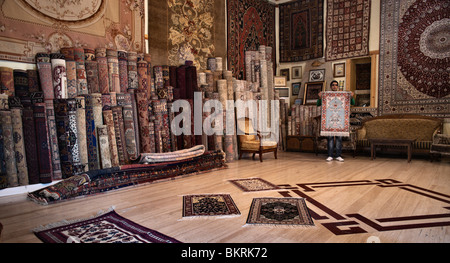 Tapis Gülizar Galerie dans la vieille ville d'Antalya - montrant un tapis en soie Banque D'Images