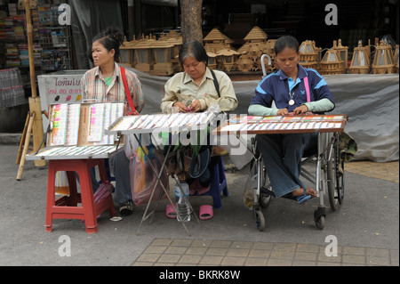 Les vendeurs de loterie handicapés en fauteuil roulant , Chatuchak Weekend Market , bangkok , Thaïlande Banque D'Images