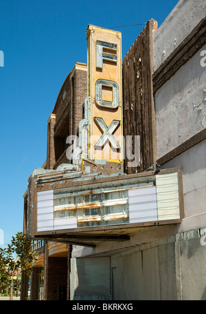 Chapiteau et signe d'abandonné Fox Theatre à Paso Robles, CA. Banque D'Images