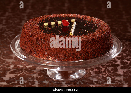 Délicieux gâteau au chocolat garni de fruits et de petits pains au chocolat Banque D'Images