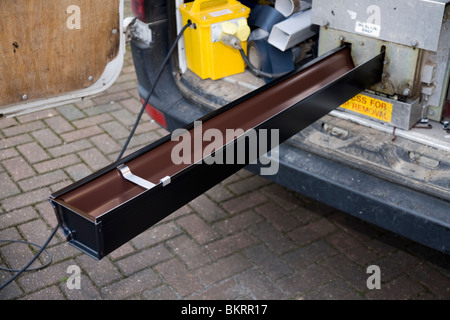 Début d'une durée de remplacement des gouttières gutter / sans être pliée en forme tel qu'il ressort des gouttières machine. Banque D'Images